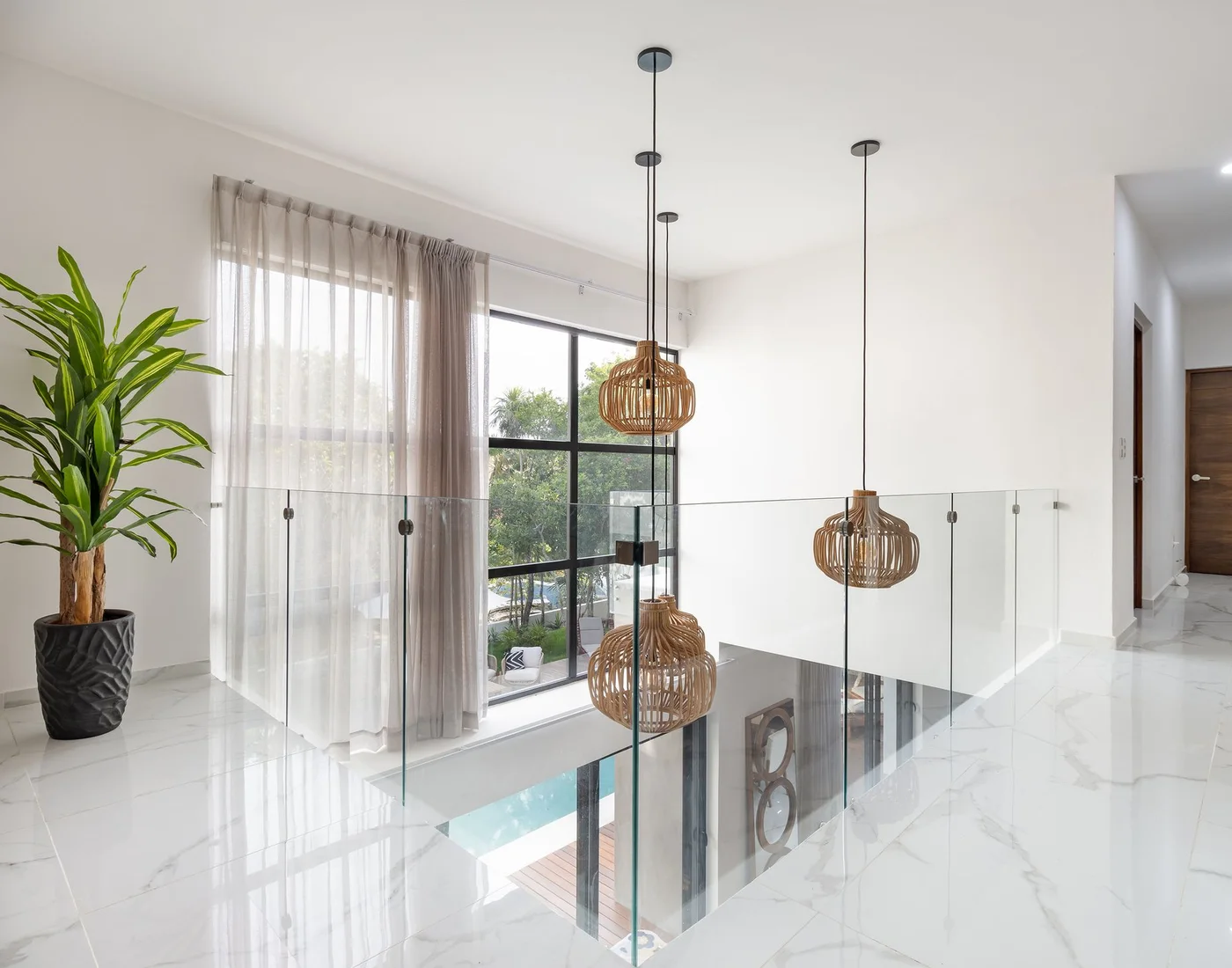 Detalhes de materiais, luz e mobiliário em interior residencial