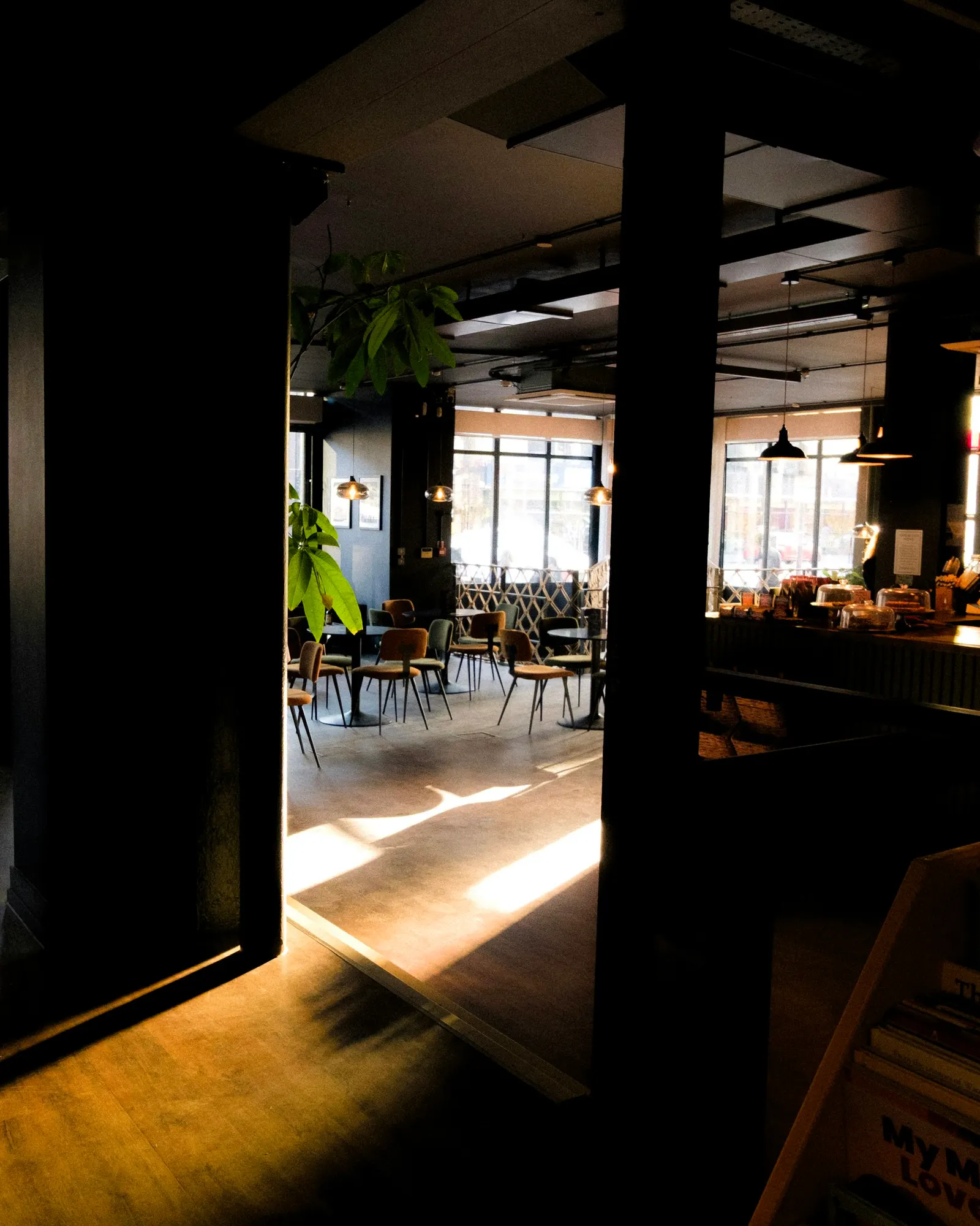 Interior de cafeteria com luz natural e mesas