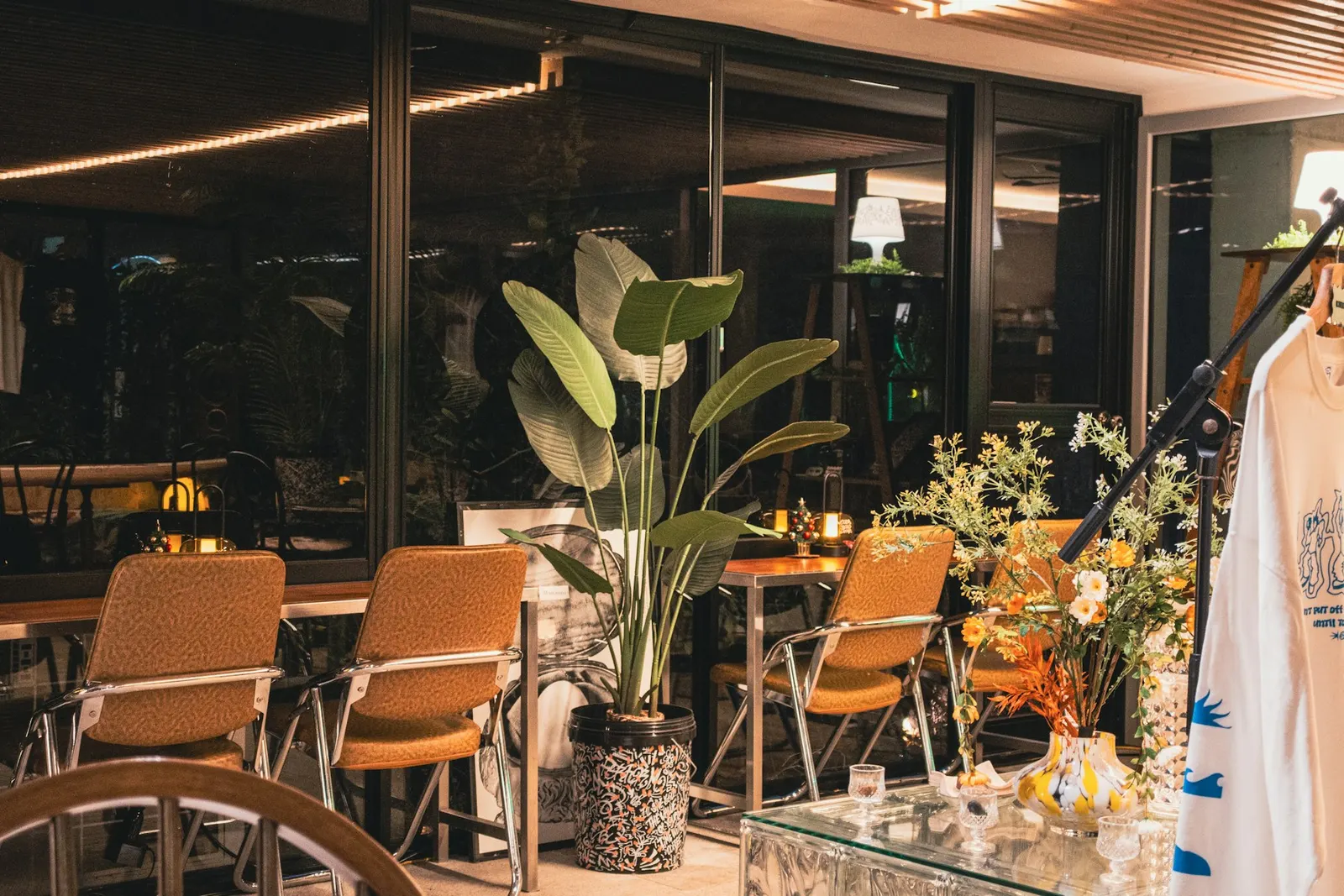 Mesas e plantas em ambiente de cafeteria