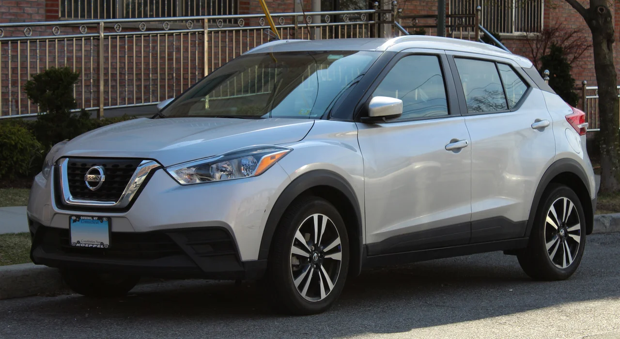 Nissan Kicks prata, 1ª geração (P15), anterior à reestilização, vista externa ilustrativa
