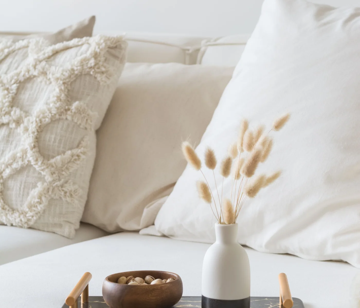 Ambiente acolhedor com iluminação e objetos decorativos